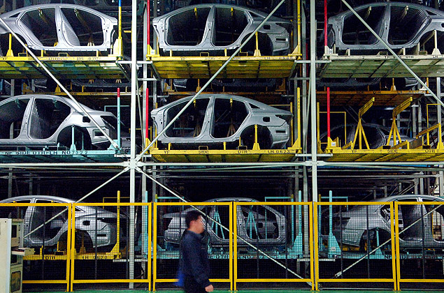 ORG XMIT: 120101_0.tif Chassis de carros na fbrica de Hyundai em Asan (Coreia do Sul). *** Hyundai Motor Co. automobile frames are stacked at the company's factory in Asan, South Korea, on Wednesday, April 21, 2010. Hyundai Motor Co., South Korea's largest automaker, is expected to release first quarter earnings today. Photographer: Seokyong Lee/Bloomberg 