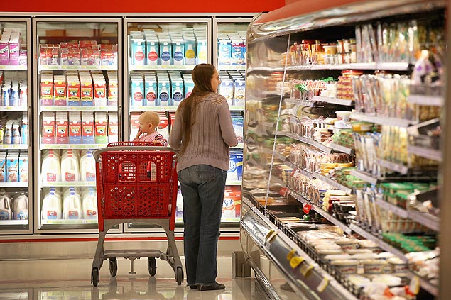 Consumidora faz compras em supermercado nos EUA; gastos tiveram o menor crescimento desde 2011
