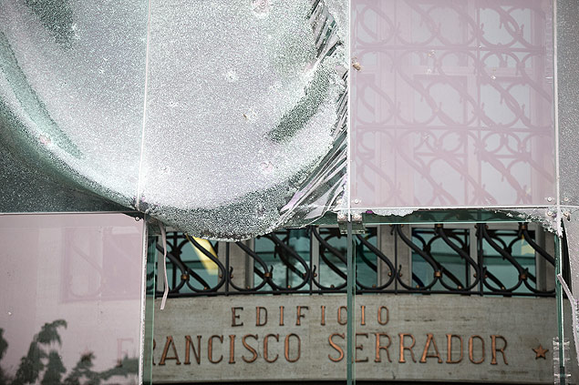 Vidros que ornamentam a fachada do hotel Serrador, no Centro do Rio, esto quebrados ha mais de duas semanas