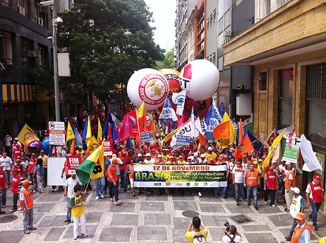 Em So Paulo, trabalhadores protestam pelo fim do fator previdncirio e pela correo da tabela do IR