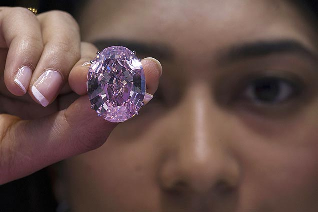 Modelo posa com diamante "Pink Star", vendido pelo preo recorde de US$ 83 milhes