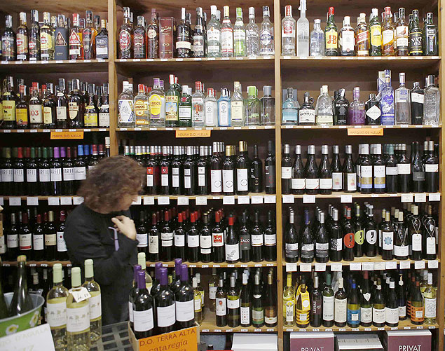 An employee looks for a bottle at a wine shop in Alella, near Barcelona October 30, 2013. Spain just pulled clear of recession in the third quarter and inflation eased in October, data showed, laying foundations for a gradual recovery in consumer spending though the country's economic crisis looks far from over. Gross domestic product (GDP) inched 0.1 percent higher between July and September, state statistics agency INE said, notching up the first quarter-on-quarter growth since the beginning of 2011 and officially ending a two-year slump. REUTERS/Albert Gea (SPAIN - Tags: BUSINESS) ORG XMIT: BAR104