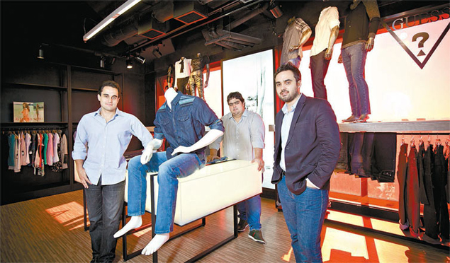 Andr, Thomaz e Thiago, herdeiros da Hering e scios com 40%da Guess Brasil; jeans sero todos feitos no pas