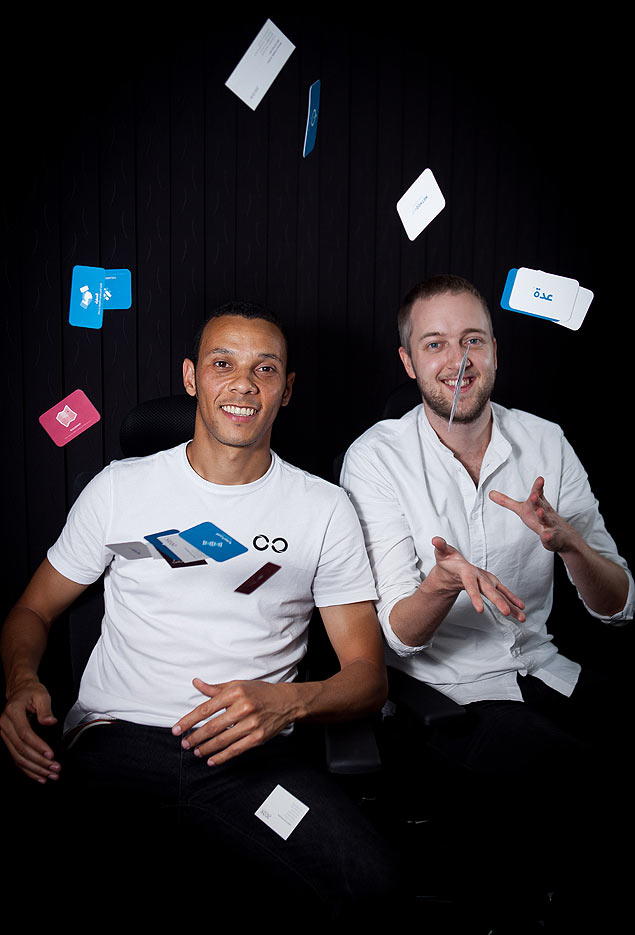 Os empresrios Genau Lopes, CEO da JOOX, e Ola Moller, CEO do MethodKit, jogam com uma nova espcie de jogo de cartas destinado  ajudar novos empresrios