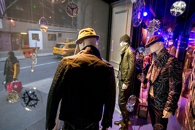 Manequins em vitrine da loja Saks Fifth Avenue, em Nova York; maioria das roupas à venda no país é importada