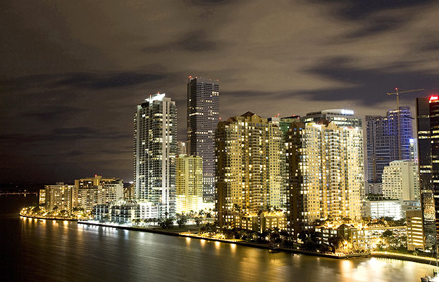 Vista noturna da cidade de Miami, nos EUA; outubro foi o 23 ms seguido de aumento de preos, mas mdia ainda se equipara ao patamar de 2004