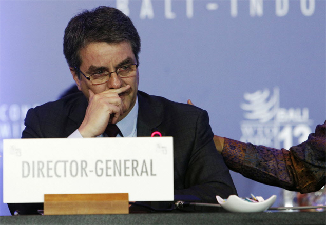 Brasileiro Roberto Azevdo, diretor-geral da OMC, emociona-se aps rgo concluir primeiro acordo global em quase 20 anos