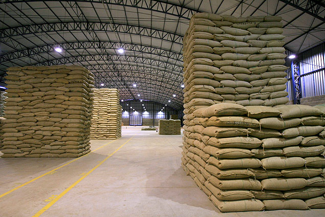 Sacas de caf armazenadas em Franca (SP). A colheita de caf arbica est rendendo menos que o esperado na regio de Ribeiro 
