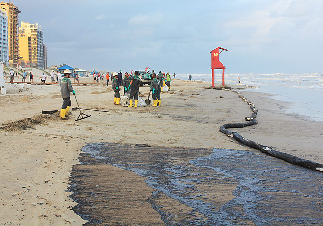 Fotos do Ibama da poca do vazamento de leo ocorrido em Tramanda (litoral norte gacho) em janeiro de 2012