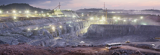 Vista noturna da canteiro de obras da usina hidrelétrica de Belo Monte, no Pará