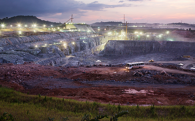 Vista noturna do canteiro de obras de Belo Monte 
