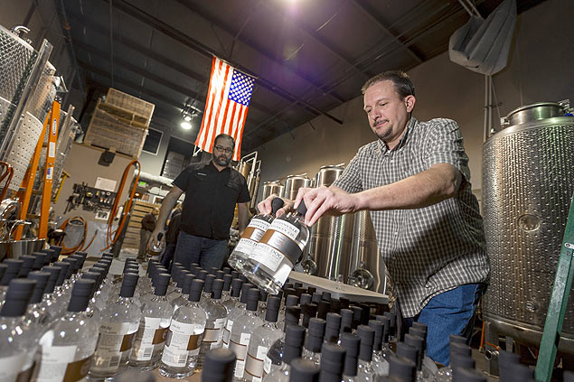 Donos de destilaria dos EUA fazem festa em que clientes engarrafam usque artesanal