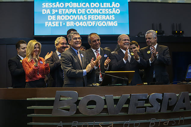 Representantes da Invepar batem o martelo na apos o leilo na Bolsa de Valores de Sao Paulo