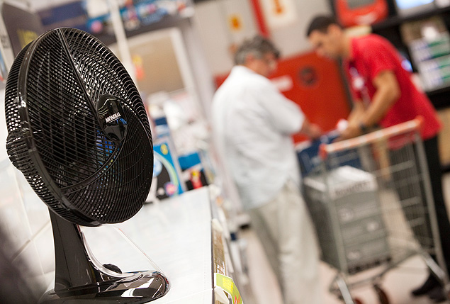 Falta de ventiladores no mercado aumenta a procura pelos consumidores em dias de forte calor na cidade