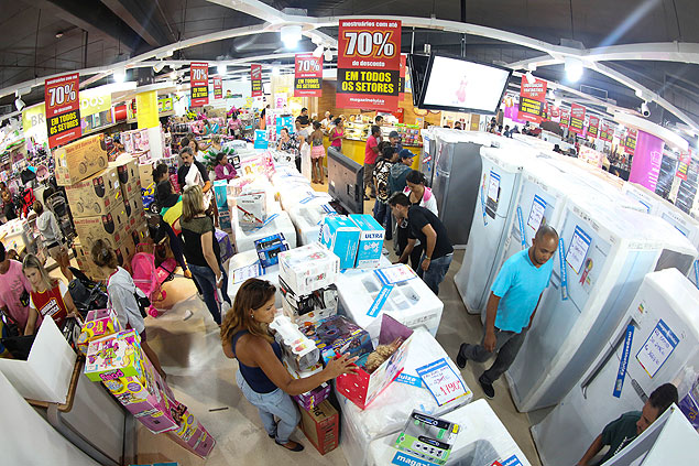Consumidores aproveitam liquidao em loja do Magazine Luiza, em So Paulo