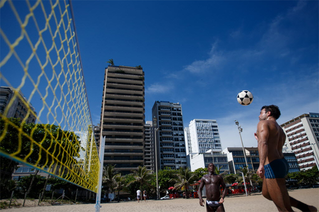 Fachada do edifcio Cap Ferrat (prdio mais alto), em frente  praia de Ipanema, no Rio 