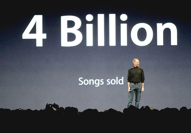Steve Jobs durante apresentação em que falava sobre o número de canções vendidas no iTunes
