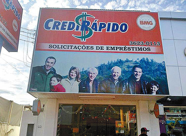 Anúncio em Roraima traz foto do jornalista Seth Kugel (2º, da dir. para a esq.) e sua família