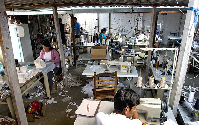 Bolivianos trabalham durante fiscalizao do Ministrio Pblico para apurar denncia de trabalho escravo em So Paulo