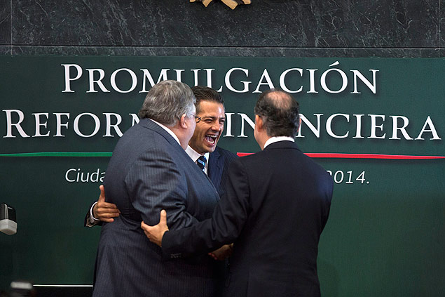 O presidente do Mxico, Enrique Pea Nieto (centro), celebra com o presidente do Banco do Mxico, Agustn Carstens (esquerda), e com o senador Ral Cervantes (direita) a reforma financeira do pas
