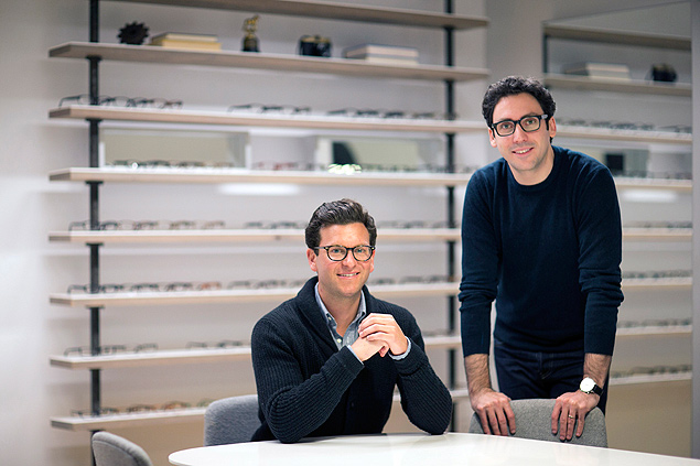 David Gilboa ( esq.) e Neil Blumenthal, scios de start-up de e-commerce que abriu lojas para contato com clientes