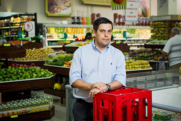 Jos Eduardo de Carvalho no supermercado em que trabalha, que tem ndice de perdas de 4%
