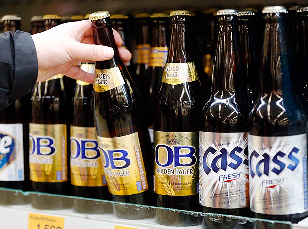 Cerveja produzida pela Korea's Oriental Brewery Co, adquirda pela AB InBev em 2014; companhia belgo-brasileira faz planos para comprar sua principal rival no mercado de bebidas