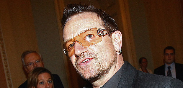 O vocalista do U2, Bono Vox, fundador de ONG de combate a Aids que ganhar doao por msica baixada