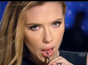 Scarlett Johansson toma SodaStream e diz, em seguida: 