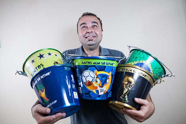 Roberto Haron Filho, diretor da empresa Alumiart, que conseguiu licenciamento para usar temas da Fifa em seus baldes
