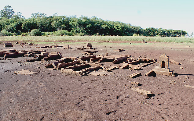 Restos das sepulturas do antigo povoado de Alvorada do Iguaçu (PR), submerso em 1982, ficam visíveis no lago artificial de Itaipu