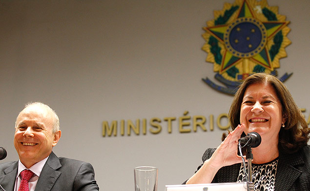 Guido Mantega avisa Miriam Belchior que ela chamou a atual presidente do Brasil de " Presidenta Lula" e os dois riem