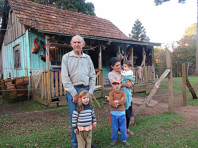 O agricultor Marcos Winter, 65, com a família em Matos Costa (SC)