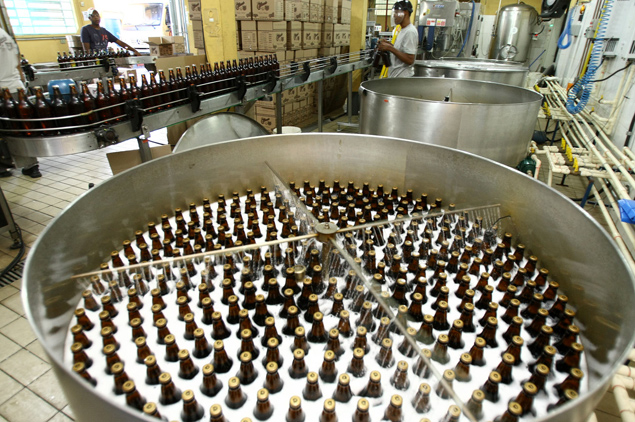 Operrio trabalha na linha de produo de cerveja da cervejaria Colorado em Ribeiro Preto