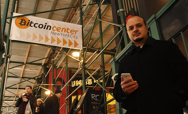 Rodrigo Souza, que s aceita receber bitcoins pela venda do apartamento, em frente ao Bitcoin Center, em Nova York