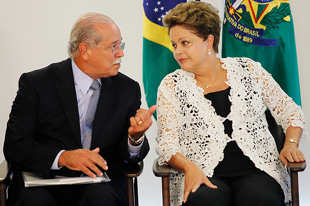 Dilma conversa com Csar Borges durante cerimnia no Palcio do Planalto