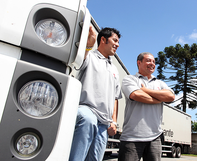 The Colombian truck drivers Renato Ballesteros (left) and Ricardo Camacho work on Brazilian roads