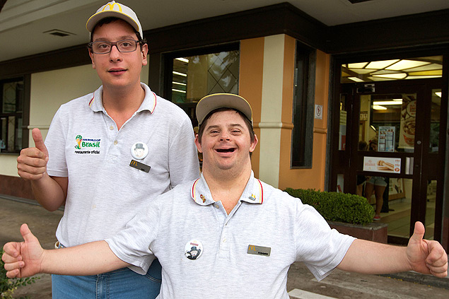 Eric Tamutis Pereira ( à esquerda) e Fernando Puglisi, que têm deficiência intelectual e trabalham no McDonald's