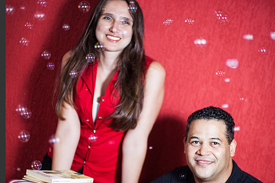 Juliana e Flvio Costa fazem festa em empresas de SP para promover escola de idiomas