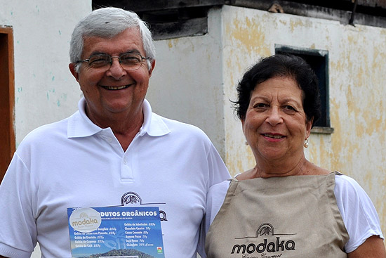 Fernando Botelho e urea Viana, donos da marca de chocolate orgnico Modaka, que que  produzido em Barro Preto (BA)