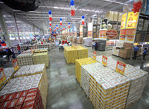 Interior de supermercado de 'atacarejo' da rede Assa em Cuiab