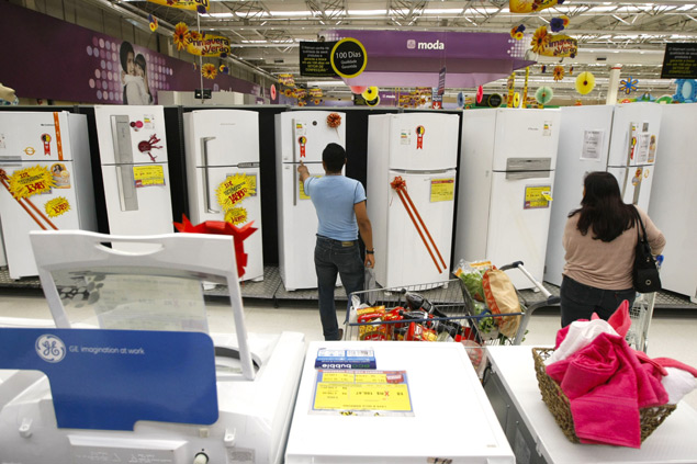 SAO PAULO, SP, BRASIL, 03-12-2011, 11h00: GOVERNO REDUZ O IPI. Consumidores analisam refrigeradores e maquinas de lavar apos o Governo conceder desconto no IPI (Imposto produtos industrializados), na loja da rede Walmart, no Pacaembu, zona oeste de Sao Paulo. (Foto: Apu Gomes/Folhapress, Mercado ) *** EXCLUSIVO***