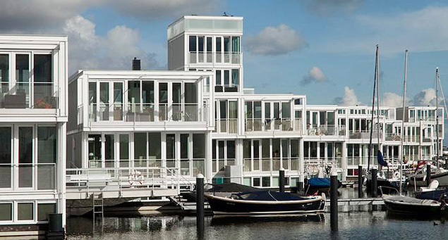 Bairro flutuante de 43 residncias construdo em Amsterd, na Holanda, em 2011