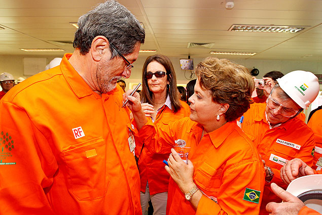 Dilma entre o ex-presidente da Petrobrás Gabrielli e o ex-diretor Paulo Roberto Costa (de capacete)