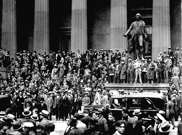 ORG XMIT: 103601_0.tif Multido em frente  Bolsa de Valores de Nova York (EUA) durante crise econmica em foto de 24 de outubro de 1929. *** People gather on the sub-treasury building steps across from the New York Stock Exchange in New York on "Black Thursday," Oct. 24, 1929. Thousands of investors lost their savings in the worst stock market crash in Wall Street history on Oct. 29, 1929, after a five-day frenzy of heavy trading. Too much speculation with borrowed money had inflated market values unrealistically. Huge buying orders, hastily erected by powerful financial interest, finally checked the most frantic sell-off experienced by the securities markets. The Great Depression followed thereafter. (AP Photo) 