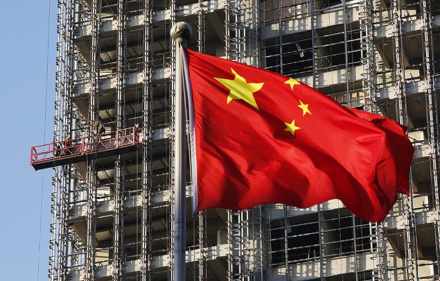 A Chinese national flag flutters at a construction site for a new residence complex in Beijing in this November 4, 2013 file photo. As China's property bubble shows signs of deflating in some areas - in peripheral neighbourhoods in lower-tier cities - privately held developers are falling by the wayside, victims of a toxic combination of unjustified optimism about the property market and sky-high interest rates. Chinese home price inflation fell for a second straight month in February, following government policy curbs aimed at cooling what has been a red-hot market. To match ANALYSIS CHINA-REALESTATE REUTERS/Kim Kyung-Hoon/Files (CHINA - Tags: POLITICS REAL ESTATE BUSINESS CONSTRUCTION) ORG XMIT: PEK101