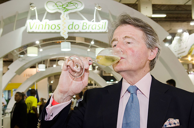 O crtico e consultor ingls de vinhos Steven Spurrier, durante degustao de espumantes em So Paulo