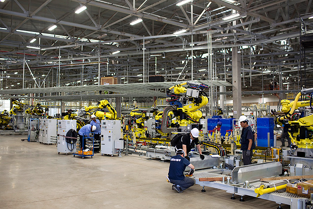 Operrios em fbrica da Hyundai no interior de SP; Dispensas de funcionrios em montadoras sobem, diz sindicato 
