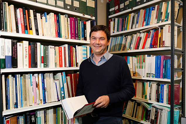 O economista francês Thomas Piketty em seu escritório na Escola de Economia de Paris