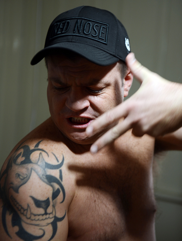 Maicon Prass, representante comercial da Red Nose, mostrando logotipo da marca tatuado no brao